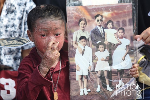 พสกนิกรรอรับเสด็จ "ในหลวง รัชกาลที่ ๑๐"  พิธีเปิดอาคารศาลากลางจังหวัดกระบี่