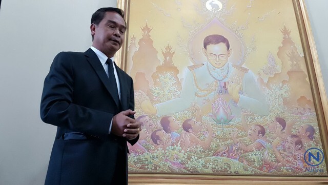 พ่อเมืองแพร่ร่วมศิลปิน ตรวจภาพวาด
 "ในหลวง ร.๙" ฝีมือ อ.เฉลิมชัย
พบไม่มีรอยฉีกขาดหรือชำรุด