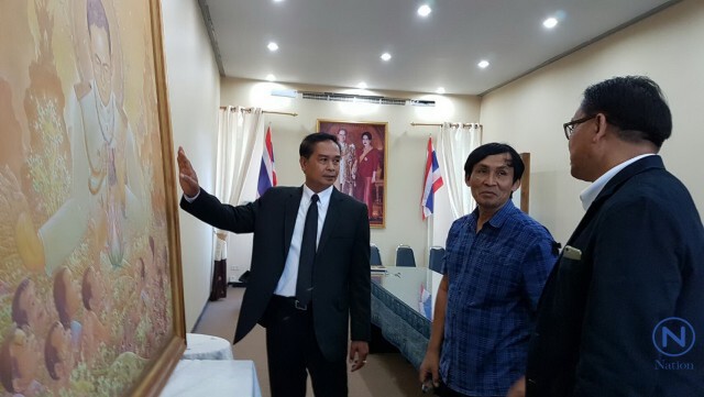 พ่อเมืองแพร่ร่วมศิลปิน ตรวจภาพวาด
 "ในหลวง ร.๙" ฝีมือ อ.เฉลิมชัย
พบไม่มีรอยฉีกขาดหรือชำรุด