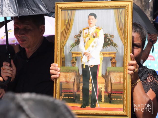 พสกนิกรรอรับเสด็จ "ในหลวง รัชกาลที่ ๑๐"  พิธีเปิดอาคารศาลากลางจังหวัดกระบี่