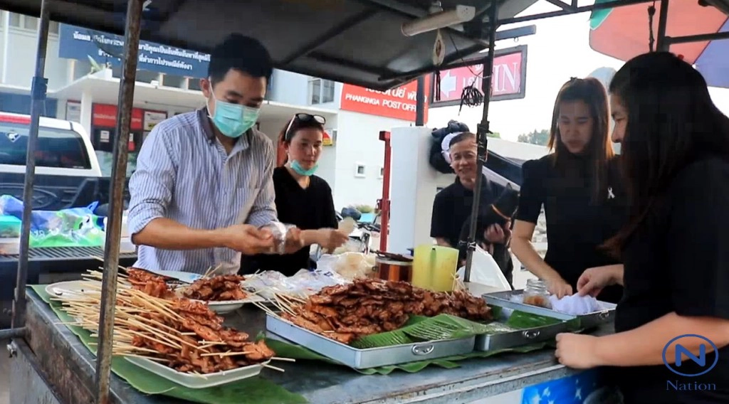 สาวไปรษณีย์พังงา ยึดเศรษฐกิจพอเพียง ทำข้าวเหนียวหมูปิ้งขายหลังเลิกงานวันละกว่า1,000ไม้