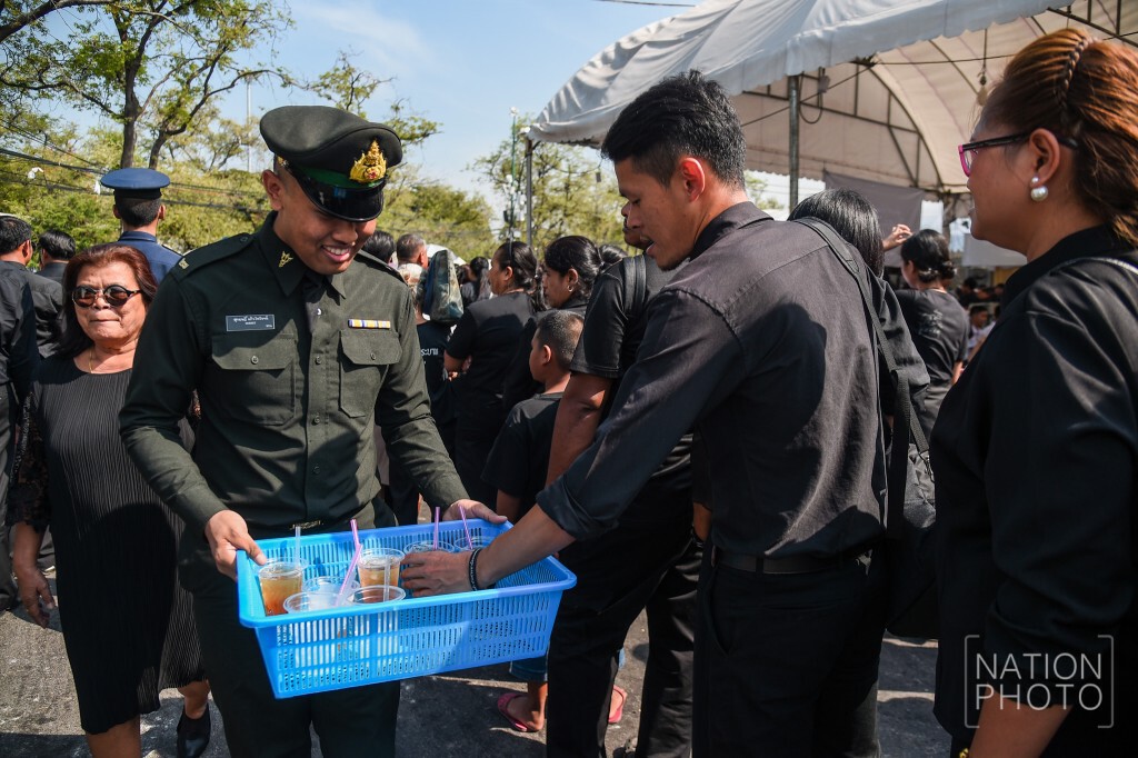 นักเรียนทหารโครงการ Volunteer for Dad เดินแจกน้ำดื่มปชช.ไปกราบพระบรมศพฯ นักเรียนทหารโครงการ Volunteer for Dad เดินแจกน้ำดื่มปชช.ไปกราบพระบรมศพฯ