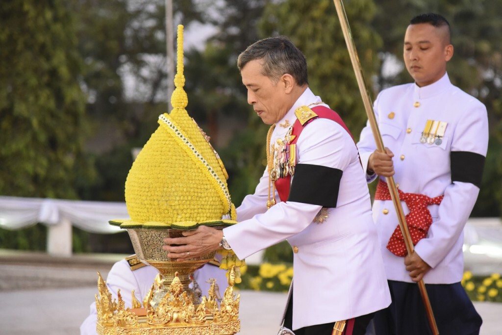 สมเด็จพระเจ้าอยู่หัวมหาวชิราลงกรณ ฯ เสด็จฯ ไปถวายบังคมพระบรมราชานุสาวรีย์ รัชกาลที่๗ สมเด็จพระเจ้าอยู่หัวมหาวชิราลงกรณ ฯ เสด็จฯ ไปถวายบังคมพระบรมราชานุสาวรีย์ รัชกาลที่๗