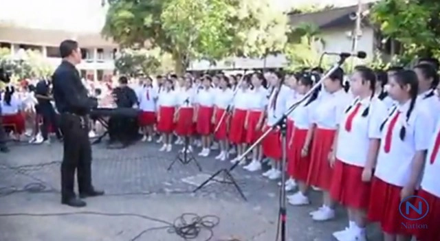 โรงเรียนดาราวิทยาลัย จ.เชียงใหม่  แปรอักษรเป็นเลข ร.๙ แสดงความอาลัย