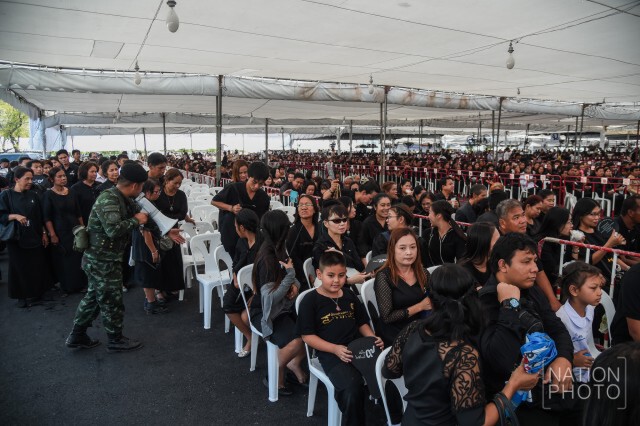 ภาพชุด พสกนิกรรอเข้าสักการะพระบรมศพ (10 ธ.ค.59)