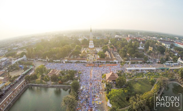 ภาพมุมสูง พิธีปฏิบัติบูชาพระธาตุพนมข้ามคืนปี 2559