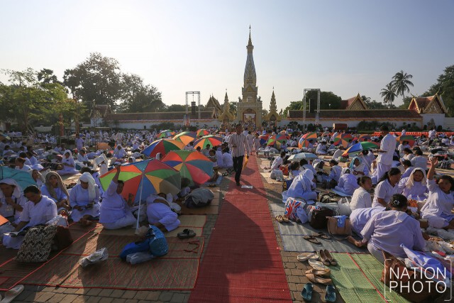 ปชช.แห่ต้นดอกไม้ขาวไทญ้อ พิธีปฏิบัติบูชาพระธาตุพนมข้ามคืนปี 2559