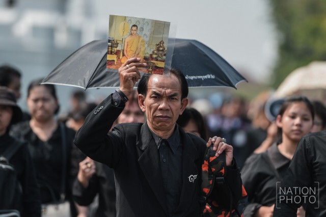 ภาพชุด พสกนิกรรอเข้าสักการะพระบรมศพ (10 ธ.ค.59)