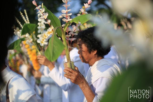 ปชช.แห่ต้นดอกไม้ขาวไทญ้อ พิธีปฏิบัติบูชาพระธาตุพนมข้ามคืนปี 2559