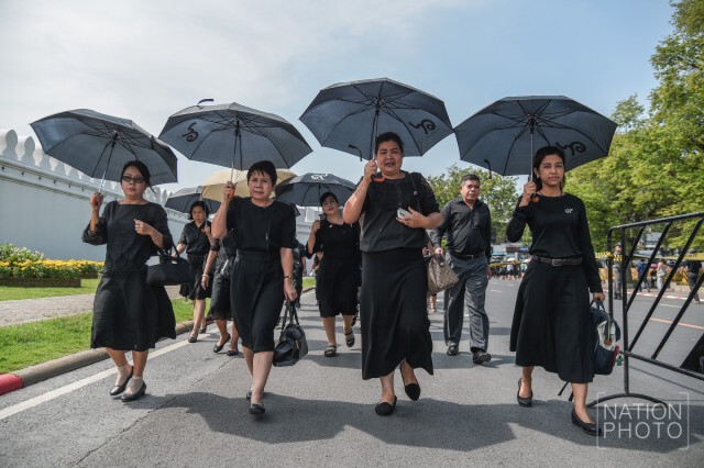 ภาพชุด พสกนิกรรอเข้าสักการะพระบรมศพ (10 ธ.ค.59)