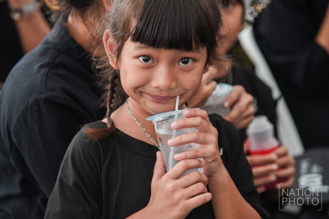 นักเรียนทหารโครงการ Volunteer for Dad เดินแจกน้ำดื่มปชช.ไปกราบพระบรมศพฯ