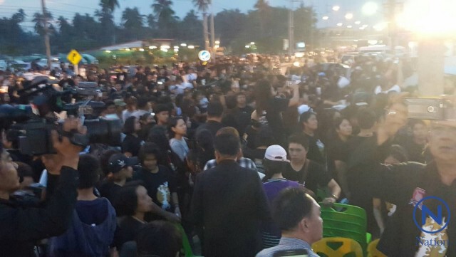 ภาพชุด ประชาชนชาวบางสะพาน ร่วมต้อนรับ "ตูน บอดี้สแลม"
สรุปยอดบริจาคกว่า 63 ล้านบาท