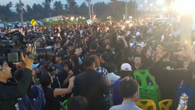 ภาพชุด ประชาชนชาวบางสะพาน ร่วมต้อนรับ "ตูน บอดี้สแลม"
สรุปยอดบริจาคกว่า 63 ล้านบาท