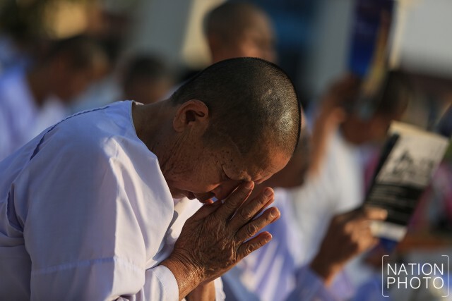 ปชช.แห่ต้นดอกไม้ขาวไทญ้อ พิธีปฏิบัติบูชาพระธาตุพนมข้ามคืนปี 2559