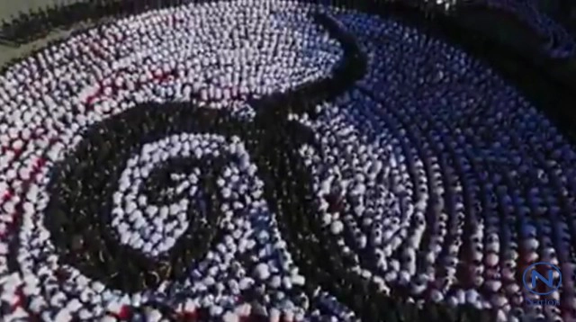 โรงเรียนดาราวิทยาลัย จ.เชียงใหม่  แปรอักษรเป็นเลข ร.๙ แสดงความอาลัย