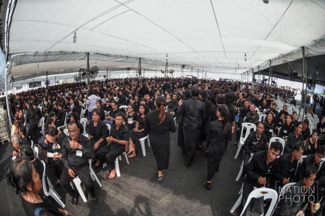 ภาพชุด พสกนิกรรอเข้าสักการะพระบรมศพ (10 ธ.ค.59)