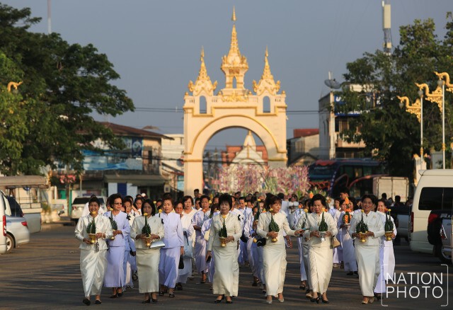 ปชช.แห่ต้นดอกไม้ขาวไทญ้อ พิธีปฏิบัติบูชาพระธาตุพนมข้ามคืนปี 2559
