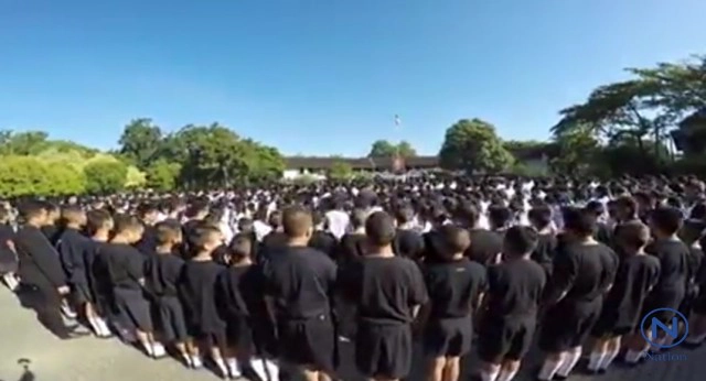 โรงเรียนดาราวิทยาลัย จ.เชียงใหม่  แปรอักษรเป็นเลข ร.๙ แสดงความอาลัย