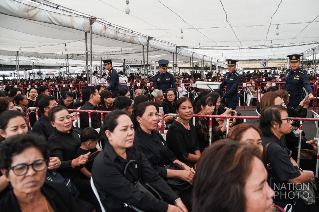 นักเรียนทหารโครงการ Volunteer for Dad เดินแจกน้ำดื่มปชช.ไปกราบพระบรมศพฯ