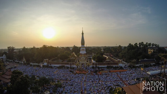 ภาพมุมสูง พิธีปฏิบัติบูชาพระธาตุพนมข้ามคืนปี 2559