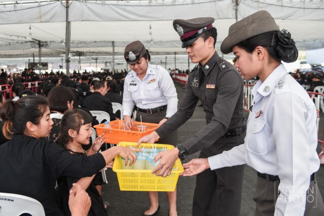 นักเรียนทหารโครงการ Volunteer for Dad เดินแจกน้ำดื่มปชช.ไปกราบพระบรมศพฯ