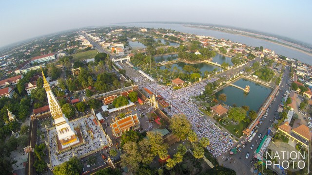 ภาพมุมสูง พิธีปฏิบัติบูชาพระธาตุพนมข้ามคืนปี 2559