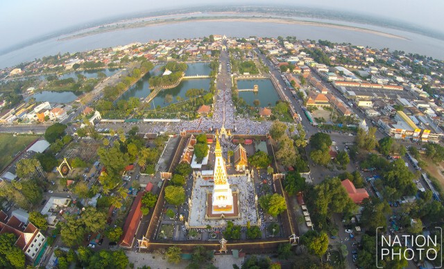 ภาพมุมสูง พิธีปฏิบัติบูชาพระธาตุพนมข้ามคืนปี 2559