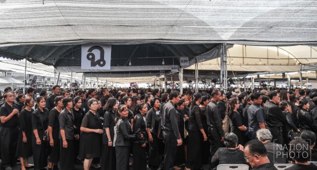 ภาพชุด พสกนิกรรอเข้าสักการะพระบรมศพ (10 ธ.ค.59)
