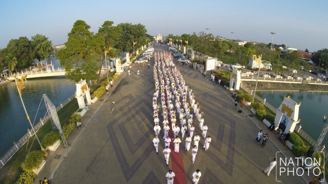 ภาพมุมสูง พิธีปฏิบัติบูชาพระธาตุพนมข้ามคืนปี 2559