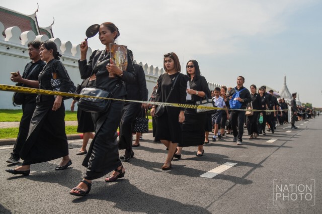 ภาพชุด พสกนิกรรอเข้าสักการะพระบรมศพ (10 ธ.ค.59)