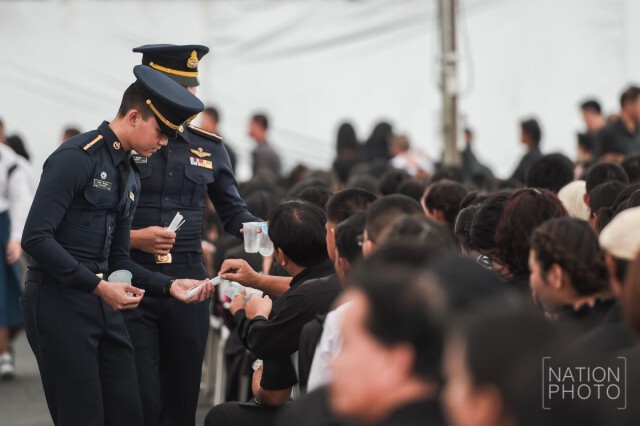 นักเรียนทหารโครงการ Volunteer for Dad เดินแจกน้ำดื่มปชช.ไปกราบพระบรมศพฯ