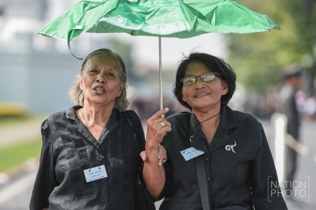 ภาพชุด พสกนิกรรอเข้าสักการะพระบรมศพ (10 ธ.ค.59)