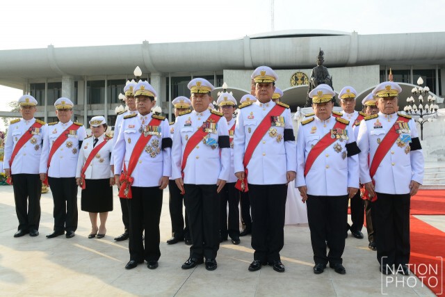 ภาพชุด นายกฯ ร่วมถวายพานพุ่มดอกไม้ พระบรมราชานุเสาวรีย์ พระบาทสมเด็จพระปกเกล้าเจ้าอยู่หัว