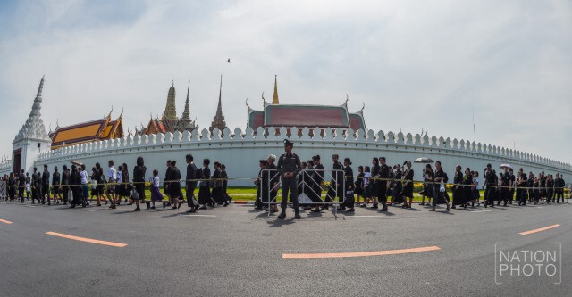 ภาพชุด พสกนิกรรอเข้าสักการะพระบรมศพ (10 ธ.ค.59)