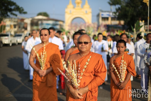 ปชช.แห่ต้นดอกไม้ขาวไทญ้อ พิธีปฏิบัติบูชาพระธาตุพนมข้ามคืนปี 2559