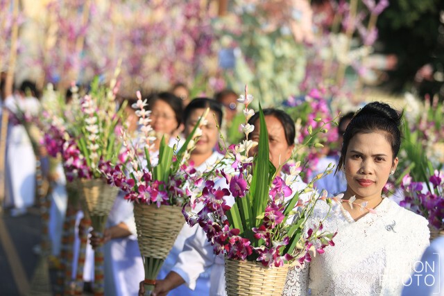 ปชช.แห่ต้นดอกไม้ขาวไทญ้อ พิธีปฏิบัติบูชาพระธาตุพนมข้ามคืนปี 2559