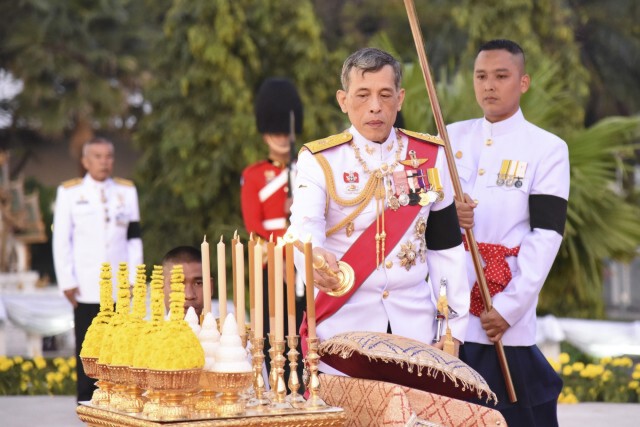 สมเด็จพระเจ้าอยู่หัวมหาวชิราลงกรณ ฯ เสด็จฯ ไปถวายบังคมพระบรมราชานุสาวรีย์ รัชกาลที่๗