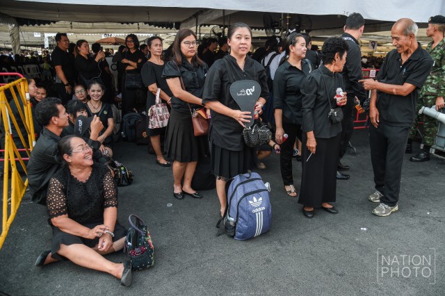 ภาพชุด พสกนิกรรอเข้าสักการะพระบรมศพ (10 ธ.ค.59)