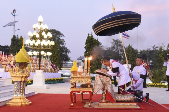 สมเด็จพระเจ้าอยู่หัวมหาวชิราลงกรณ ฯ เสด็จฯ ไปถวายบังคมพระบรมราชานุสาวรีย์ รัชกาลที่๗
