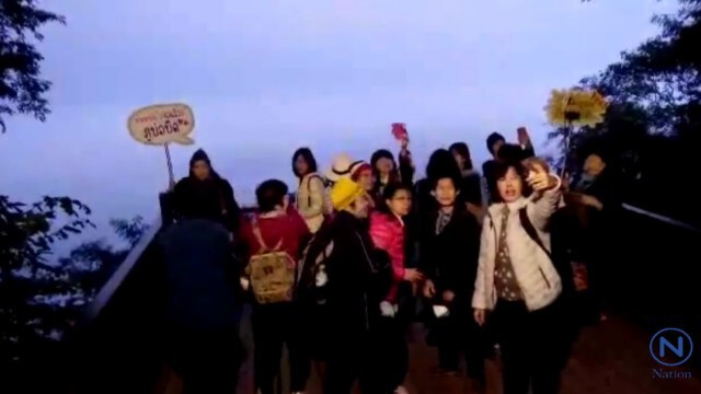 เลยหนาวมาก!
อุณหภูมิลดลงฮวบต่ำสุด 8 องศา
นักท่องเที่ยวทะลักภูเรือ