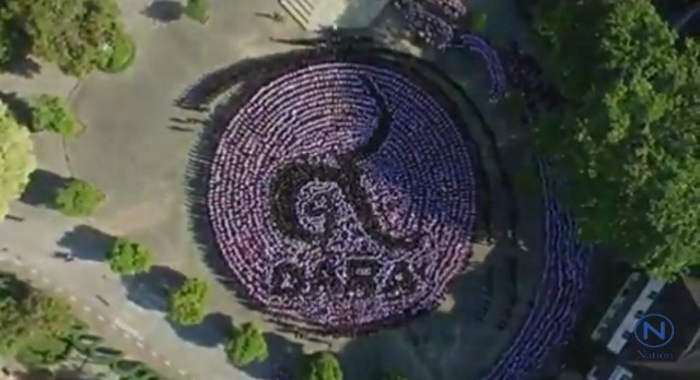 โรงเรียนดาราวิทยาลัย จ.เชียงใหม่  แปรอักษรเป็นเลข ร.๙ แสดงความอาลัย