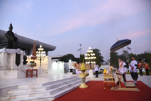สมเด็จพระเจ้าอยู่หัวมหาวชิราลงกรณ ฯ เสด็จฯ ไปถวายบังคมพระบรมราชานุสาวรีย์ รัชกาลที่๗