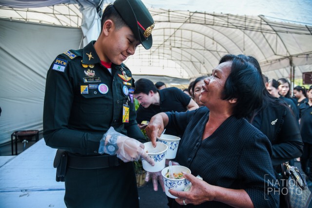สมเด็จพระเจ้าอยู่หัวมหาวชิราลงกรณ ฯ ทรงห่วงใยพสกนิกร พระราชทานอาหารแก่ประชาชน