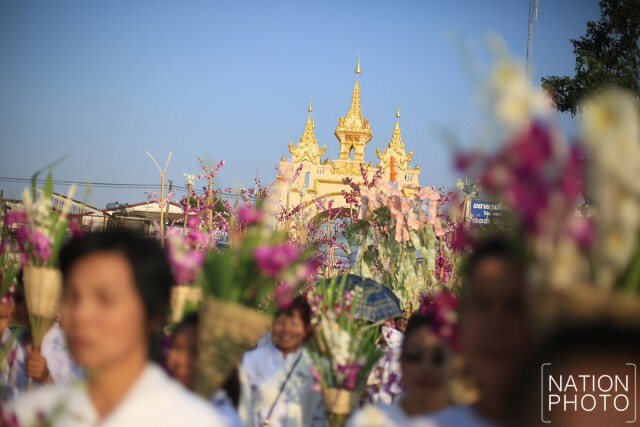 ปชช.แห่ต้นดอกไม้ขาวไทญ้อ พิธีปฏิบัติบูชาพระธาตุพนมข้ามคืนปี 2559