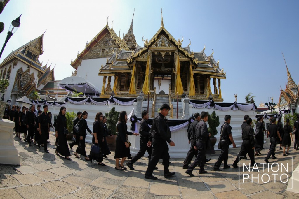 ประชาชนต่อแถวเข้ากราบถวายสักการะพระบรมศพ ประชาชนต่อแถวเข้ากราบถวายสักการะพระบรมศพ