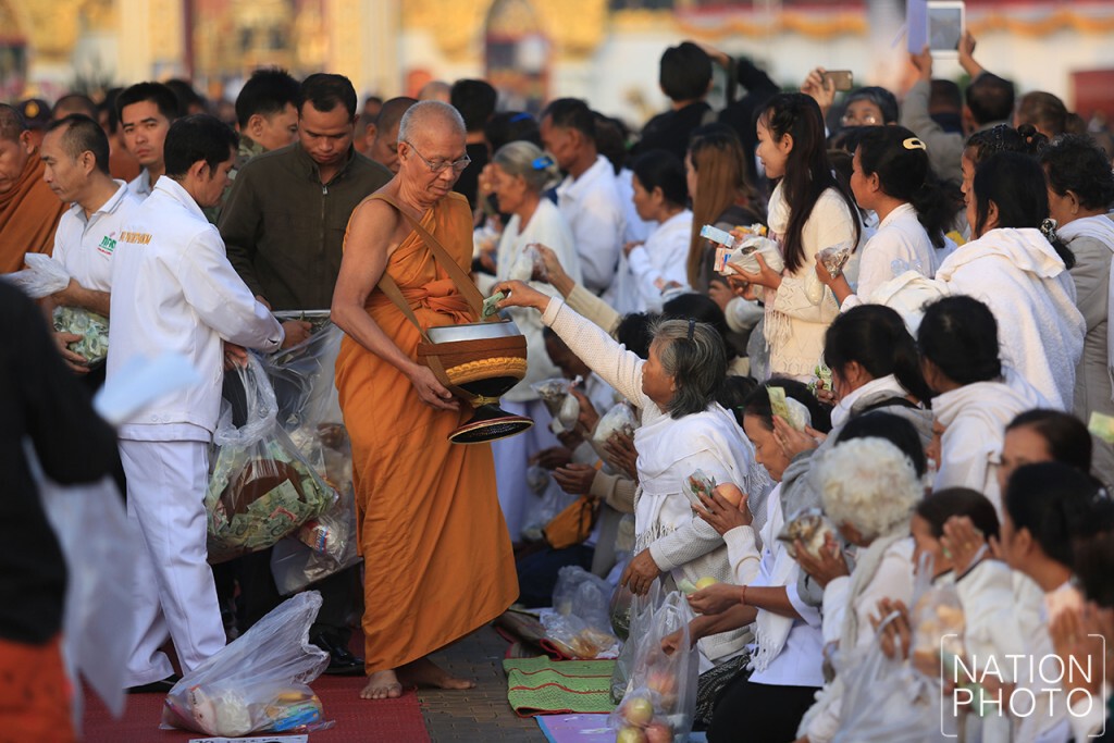ชาวนครพนมทำบุญตักบาตร หลังเสร็จสิ้นพิธีปฏิบัติบูชาพระธาตุพนมข้ามคืน ปี 2559 ชาวนครพนมทำบุญตักบาตร หลังเสร็จสิ้นพิธีปฏิบัติบูชาพระธาตุพนมข้ามคืน ปี 2559