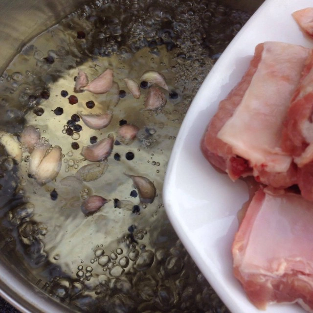 ครัวน้าคม : ต้มจืดกะหล่ำปลีซี่โครงหมูเห็ดหอม เมนูหน้าหนาวกะหล่ำปลีหวานกับซุปซี่โครงหมูร้อนๆ