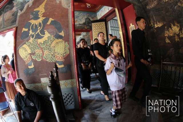 ประชาชนต่อแถวเข้ากราบถวายสักการะพระบรมศพ