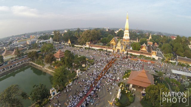 ชาวนครพนมทำบุญตักบาตร หลังเสร็จสิ้นพิธีปฏิบัติบูชาพระธาตุพนมข้ามคืน ปี 2559