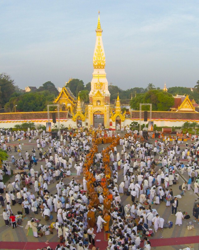 ชาวนครพนมทำบุญตักบาตร หลังเสร็จสิ้นพิธีปฏิบัติบูชาพระธาตุพนมข้ามคืน ปี 2559